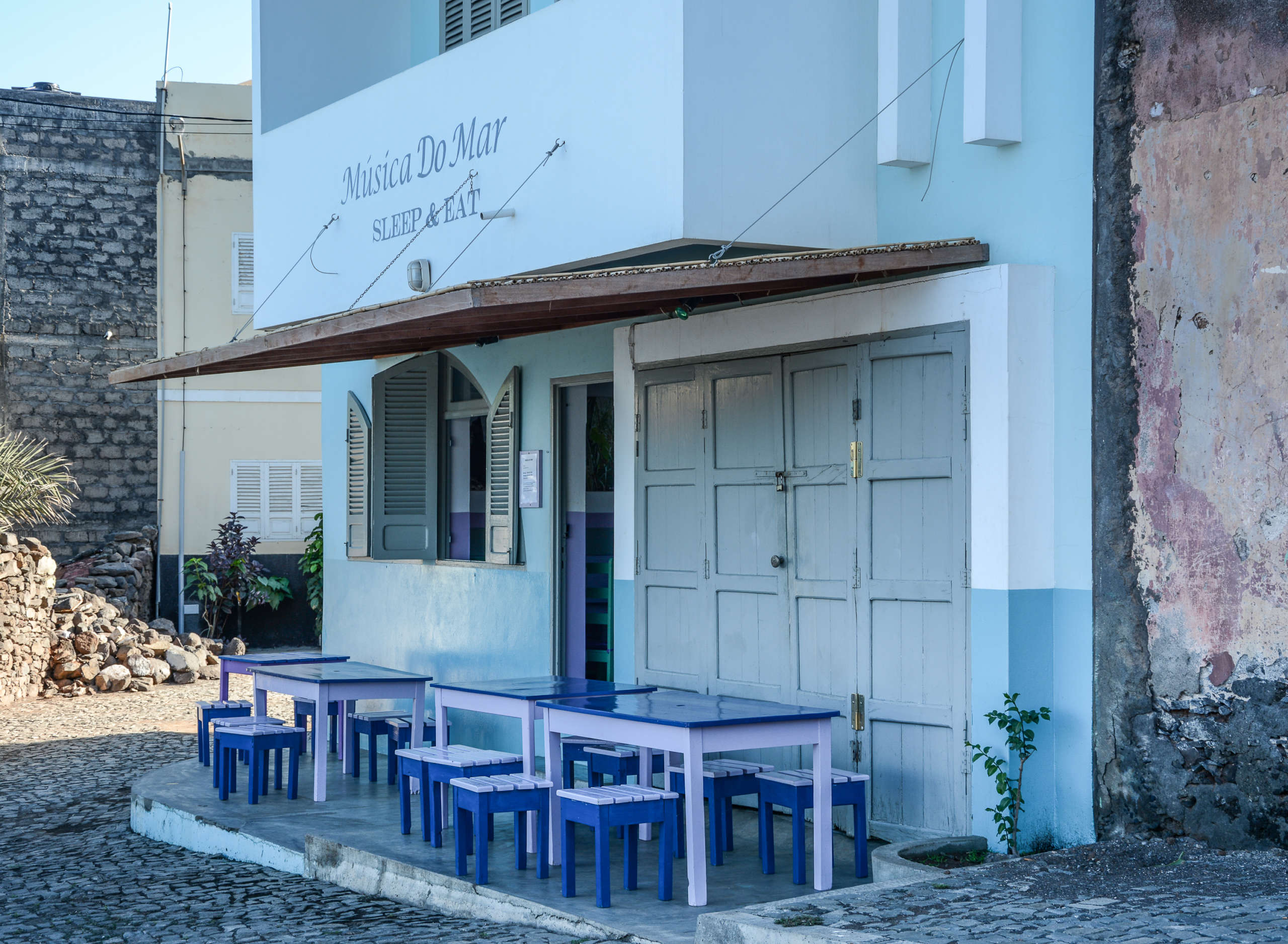 In dem in blau getünchtem Lokal Musica do Mar im Herzen von Ponta do Sol auf den Kapverden ist man nur unweit vom Meer entfernt.