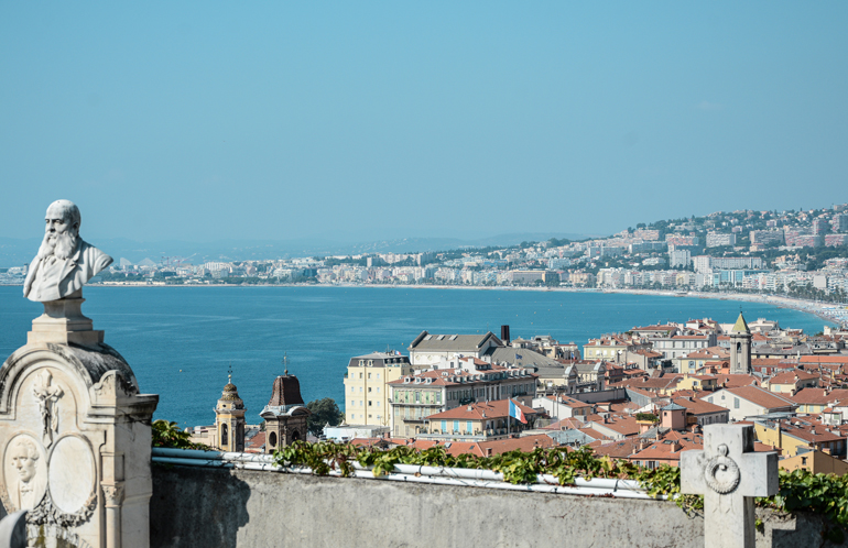 Aussicht auf die Stadt und das Meer von oben.