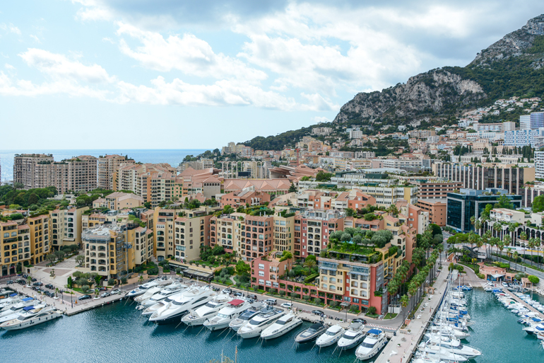 Monte Carlo von oben mit den Häusern und dem Hafen.