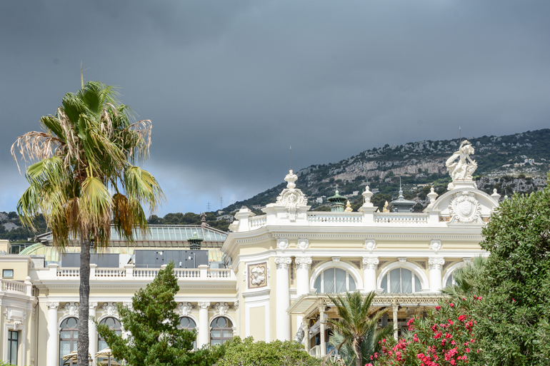 Ein altes Gebäude mit den Bergen im Hintergrund.