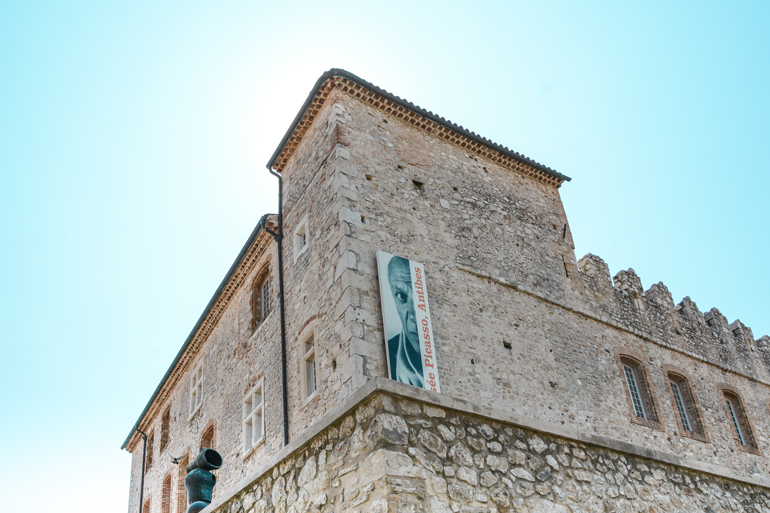 In den alten Gemäuern des Château Grimaldi hatte Picasso in den 1940ern ein Atelier. Ein altes Gebäude aus Backsteinen.