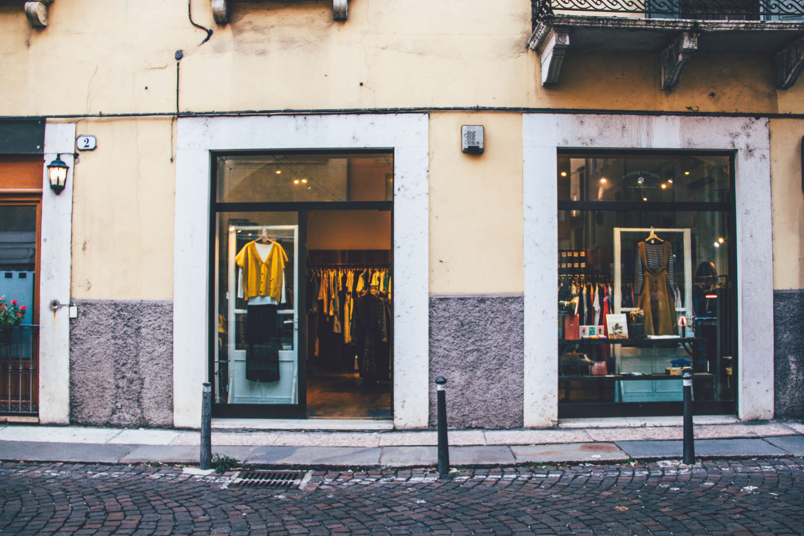 Shopping in Verona: Kleidungsgeschäft in einer Seitenstraße