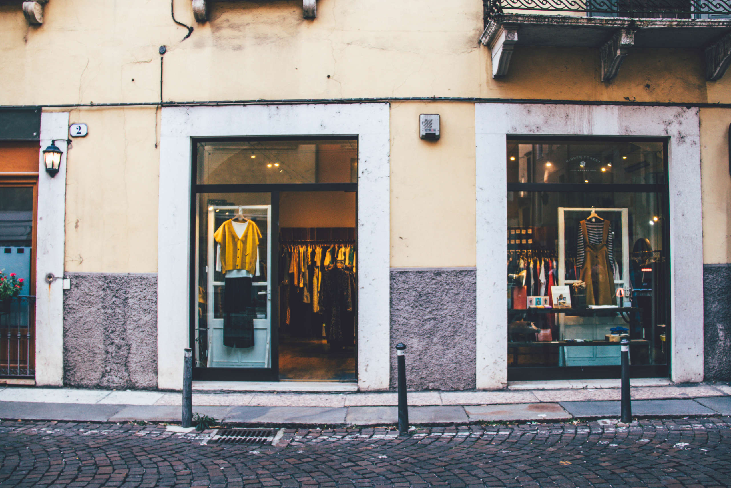 Shopping in Verona: Kleidungsgeschäft in einer Seitenstraße