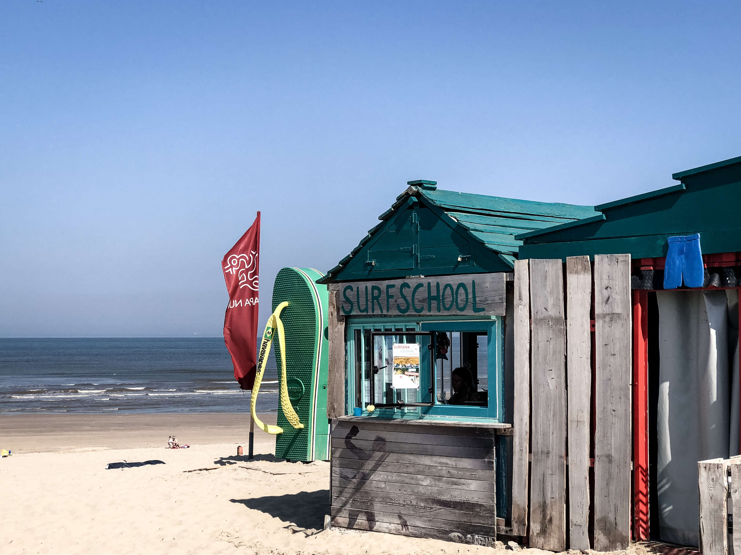 Surfschool Holzhütte am Strand mit Blick aufs Meer in den Niederlanden