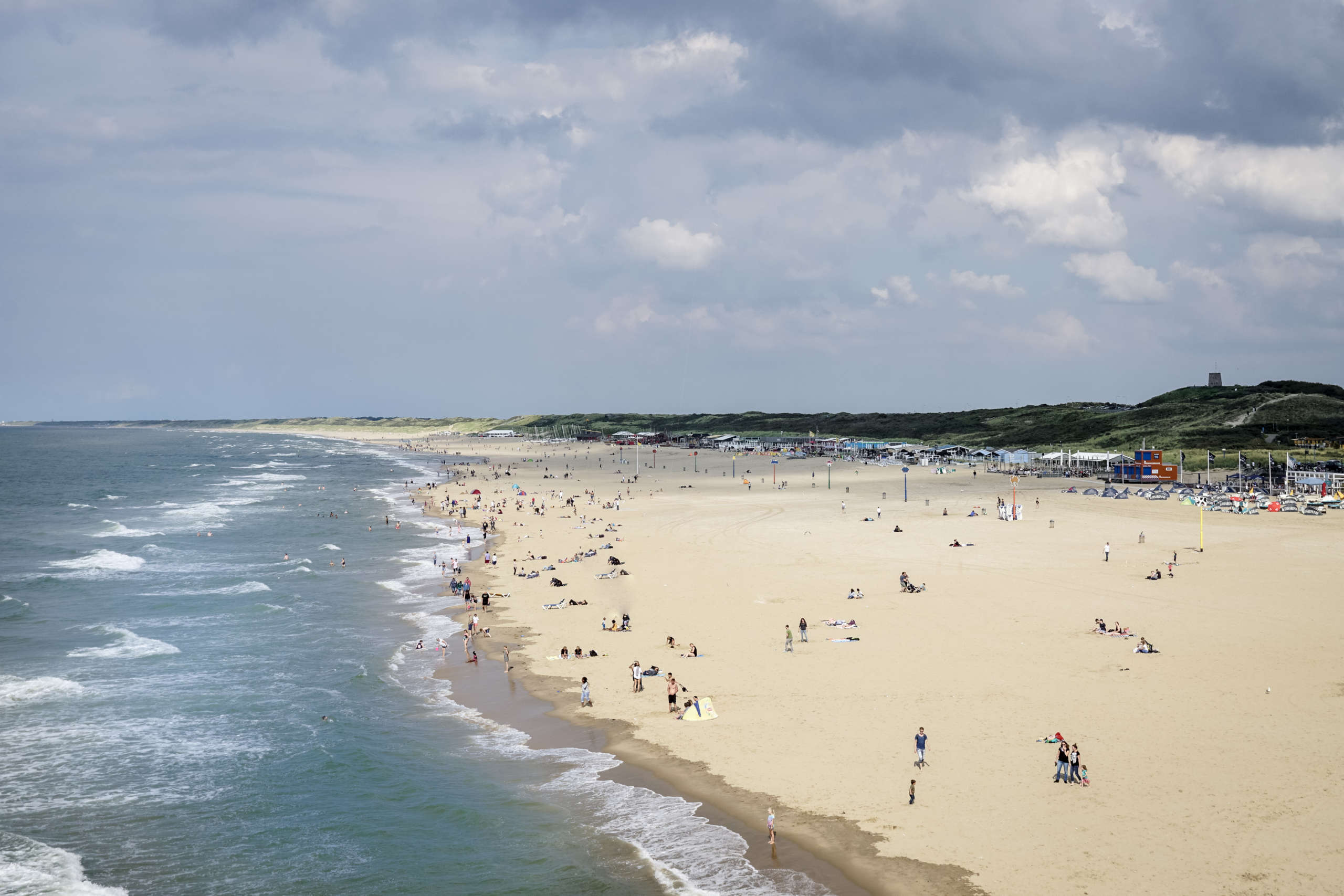Blick auf einen belebten Strand an der niederländischen Nordseeküste