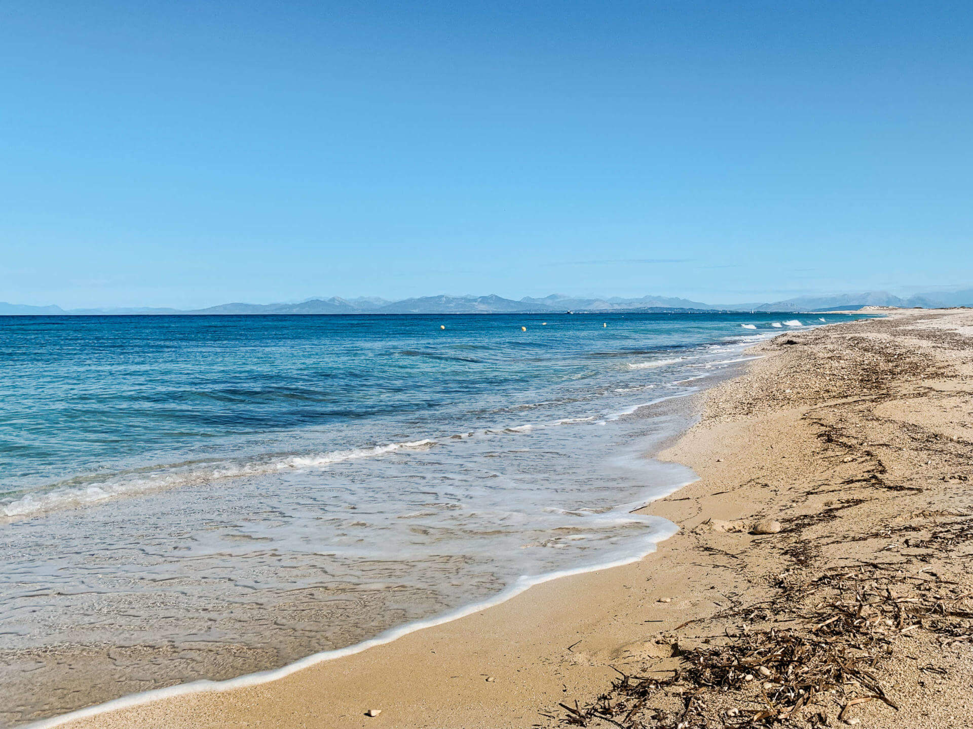 Sanfte Wellen spült das Meer an den feinen Sandstrand in der Nähe von Griechenlands Hauptstadt Athen.