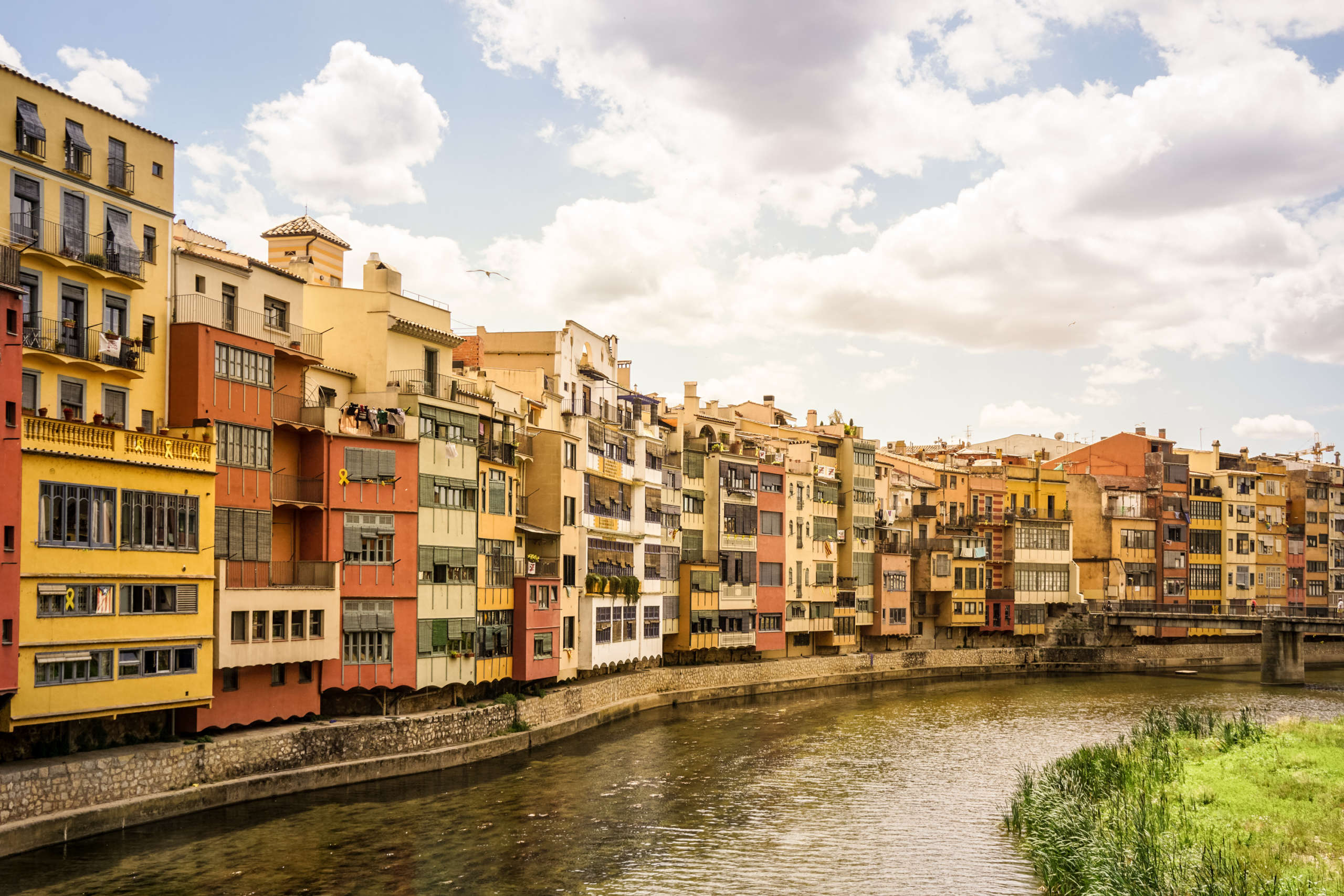 Häuserfassade am Fluss Onyar in Girona