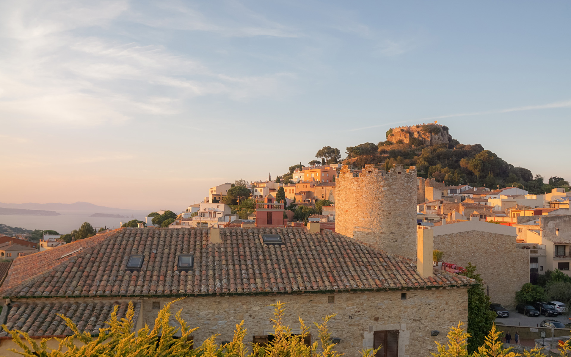 Blick auf alte Burgen und Häuser an der Costa Brava zum Sonnenuntergang