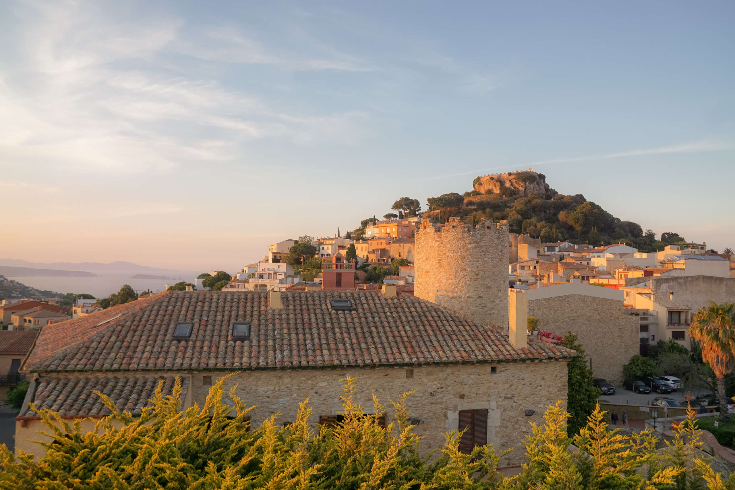 Eine alte Burg in der Stadt Begur an der Costa Brava zur goldenen Stunde