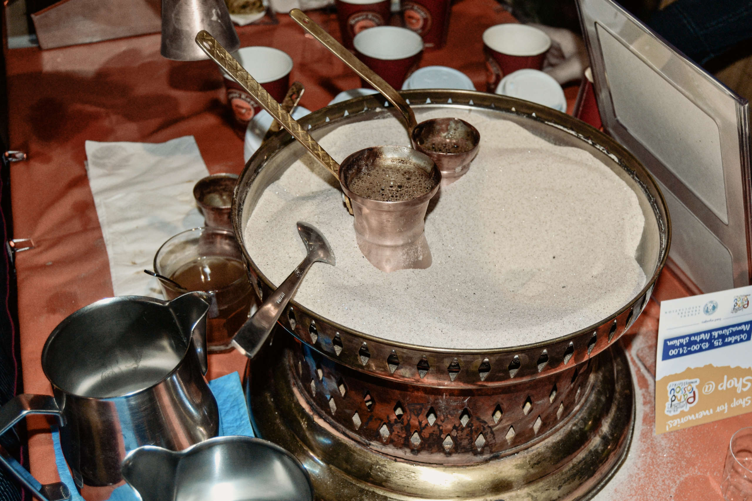 Ein besonderer Geheimtipp für einen Besuch in Athen: Im ältesten Café Orea Hellas wird frisch gebrühter Kaffee in kleinen traditionellen Kännchen serviert.