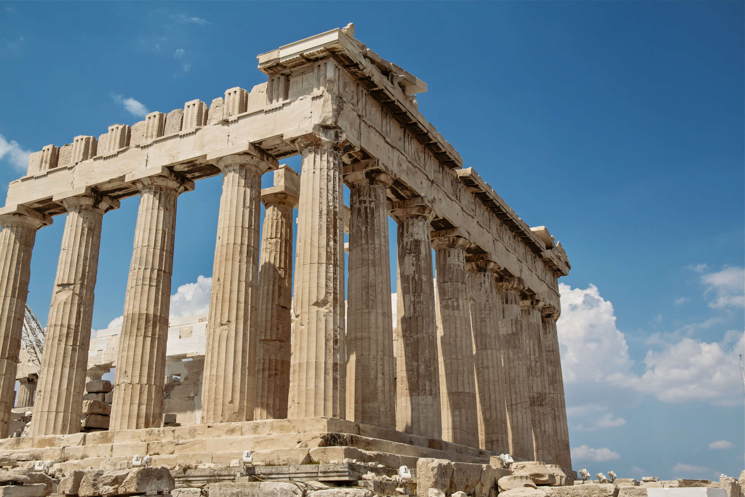 Ein Tempel auf der Akropolis in Athen aus der Froschperspektive, darüber blauer Himmel.