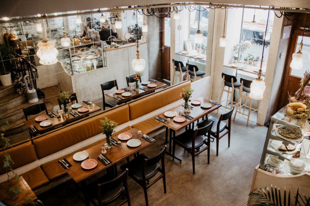 Das Ibrik Café in Paris ist elegant eingerichtet, dort lässt es sich preiswert und köstlich frühstücken.