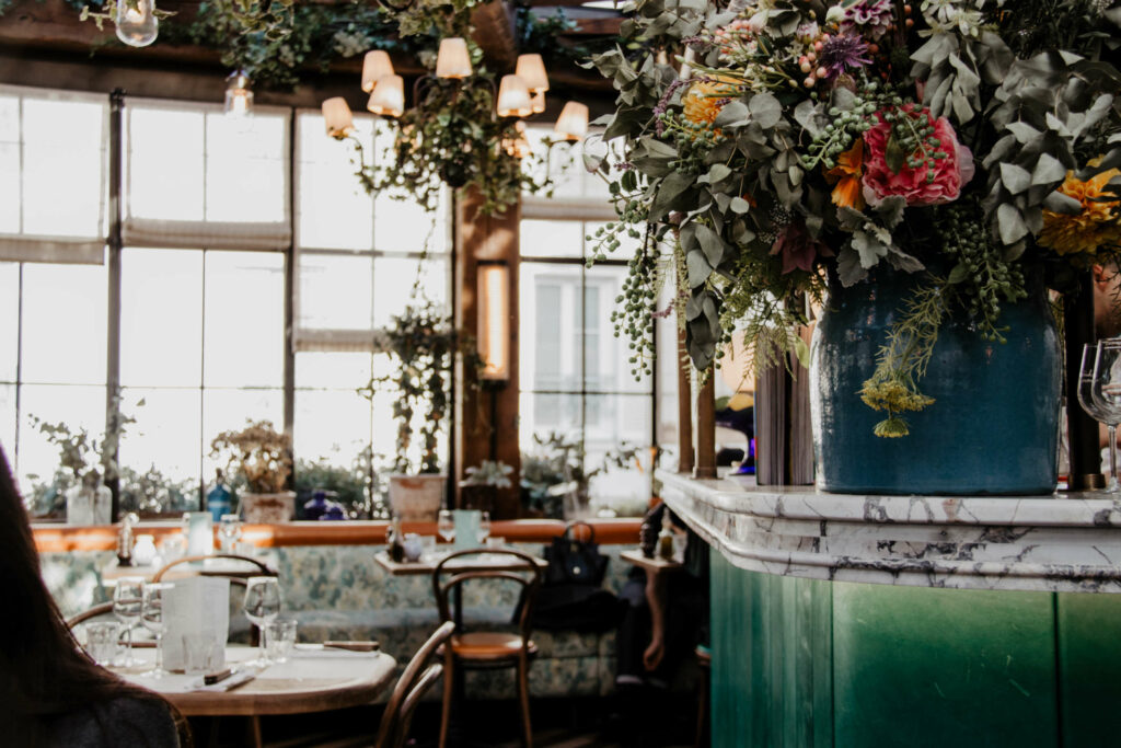 Das Café Pink Mamma im 9. Pariser Arrondissement ist stylish mit Blumen, Pflanzen und Lampen dekoriert.