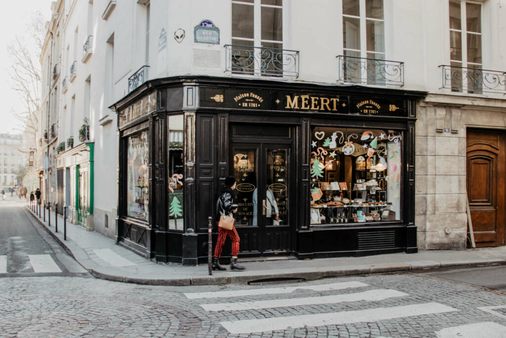 Das Geschäft Méert im Jüdischen Viertel in Paris ist weihnachtlich dekoriert.