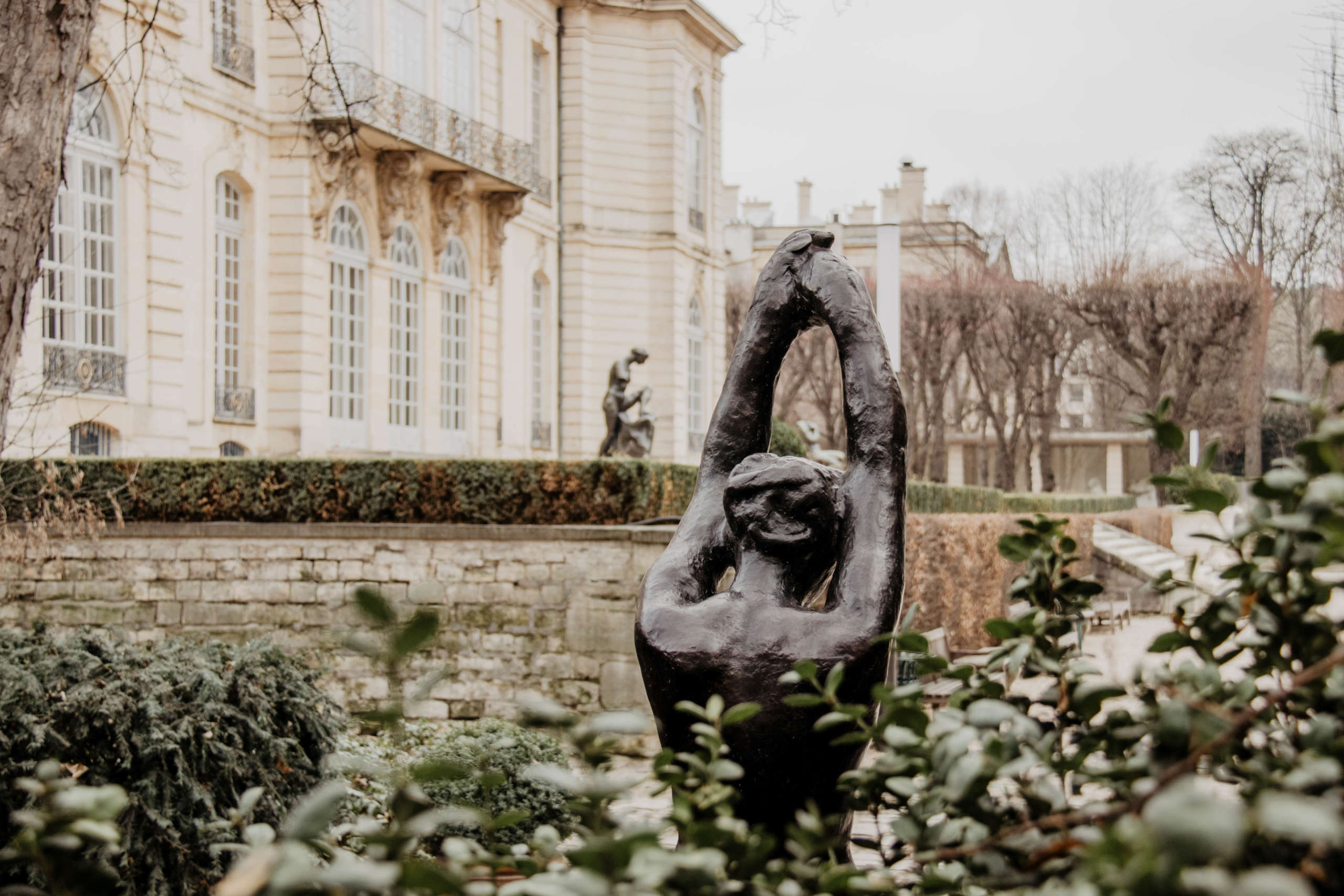 Vor dem Musee Rodin in Paris befinden sich Skulpturen des Bildhauers Auguste Rodin - empfehlenswert für Kunstliebhaber.