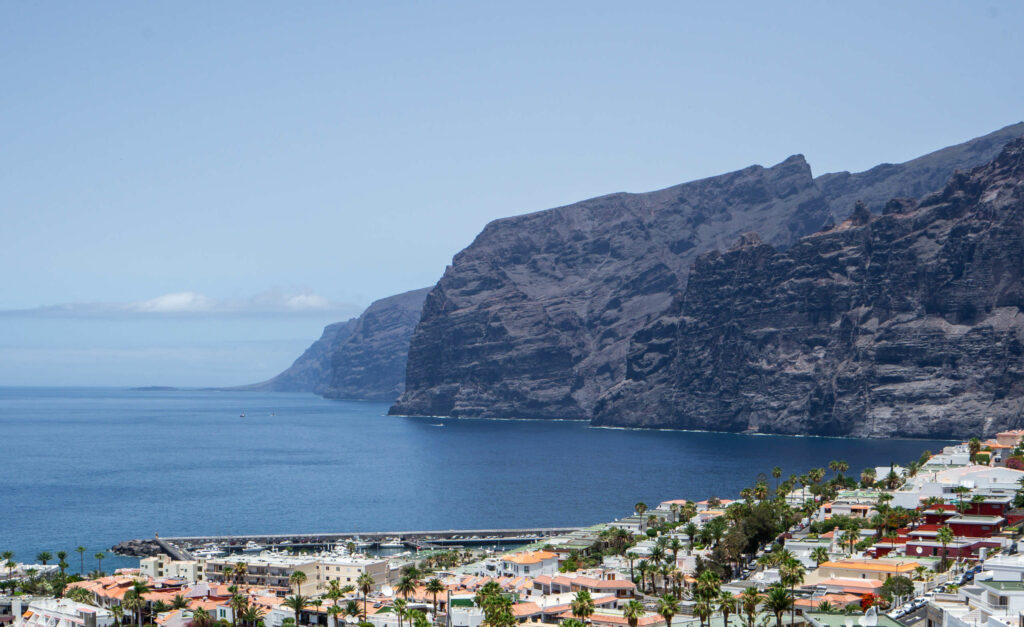Besonders beeindruckend für Reisende ist die Steilküste Los Gigantes im Westen der Kanareninsel Teneriffa.
