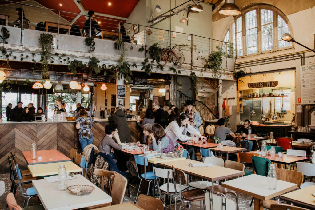 Ein Tipp, der nicht in jedem Reiseführer steht: Das alternative Café La REcyclerie in Paris mutet wie eine Kantine an, Stühle stehen dicht an dich, die Küche ist offen..