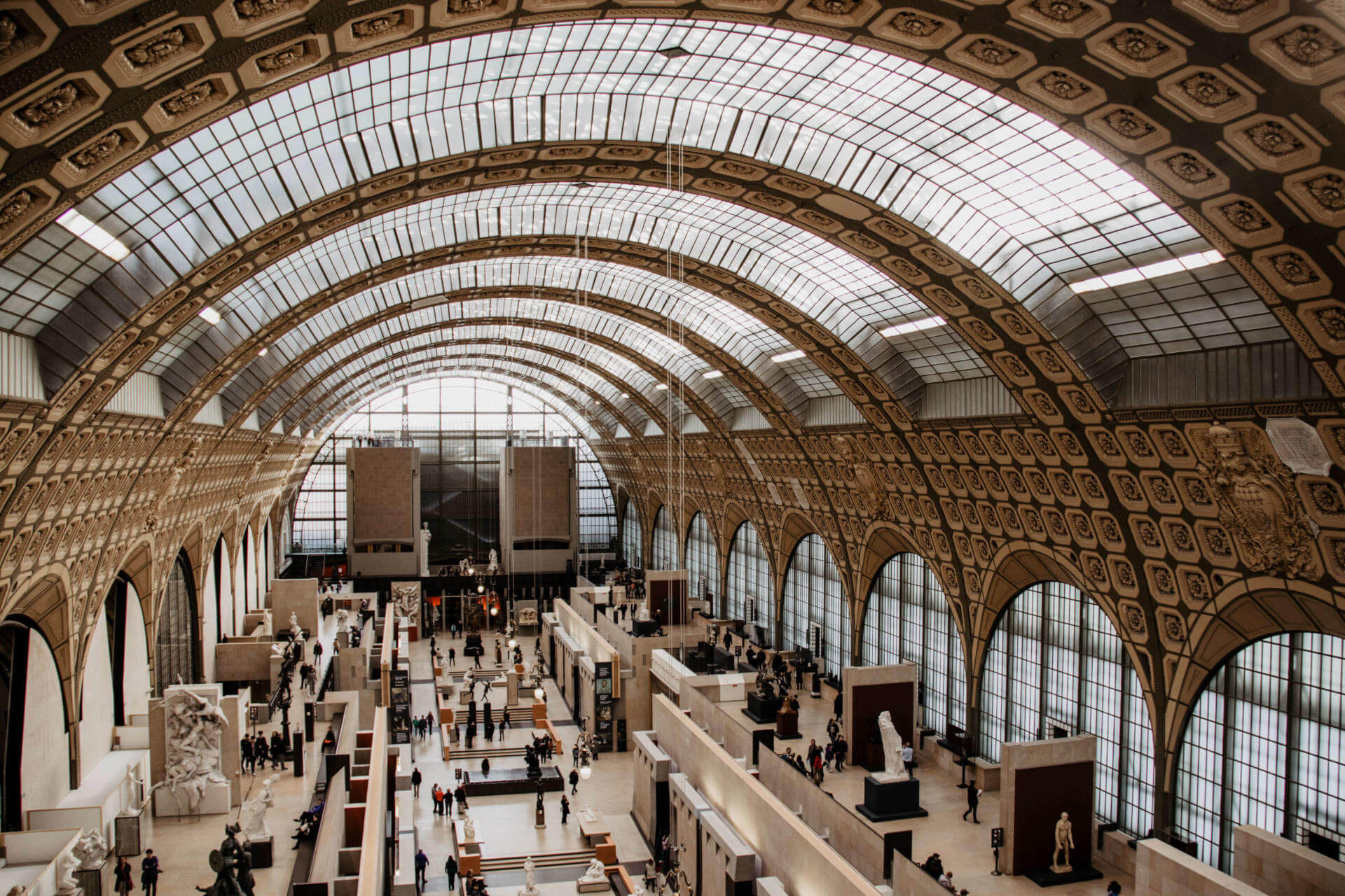 Das Museum Musée d'Orsay in Paris befindet sich in einem alten Bahnhofsgebäude mit hohen und verglasten Decken.