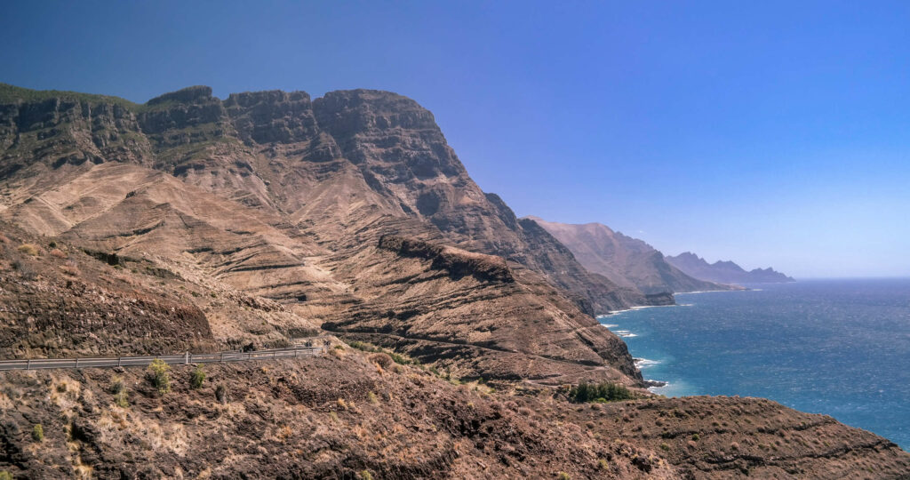Die Steilklippen an der Westküste Gran Canarias ragen in den Himmel - sie können im Rahmen eines Tagesausflugs von Teneriffa aus besucht werden.