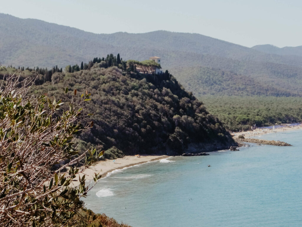 Die Cala Violina Bucht in der Toskana liegt idyllisch und etwas versteckt: Der Sandstrand und das blaue Meer, umgeben von wild bewachsenen Hügeln, sind bei Reisenden sehr beliebt.