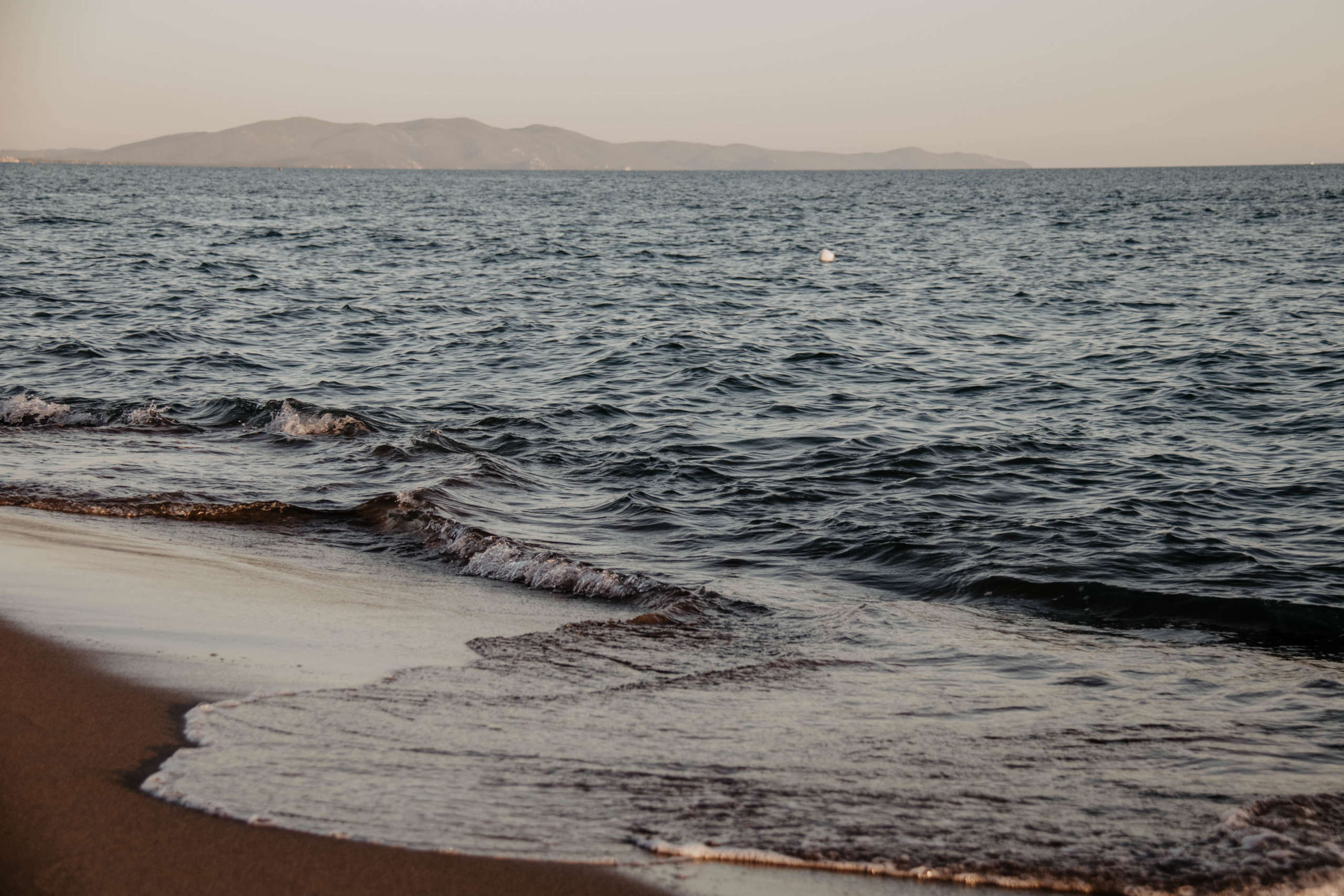 Sanfte Wellen werden an den Strand gespült - die traumhafte Mittelmeerküste der Toskana gilt bei vielen noch als Geheimtipp.