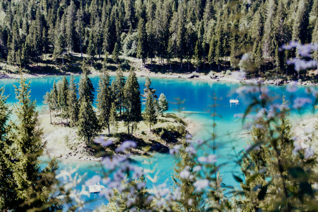 Caumasee, ein türkisblauer Bergsee in der Schweiz mit kleinen Inseln und Nadelbäumen drum herum