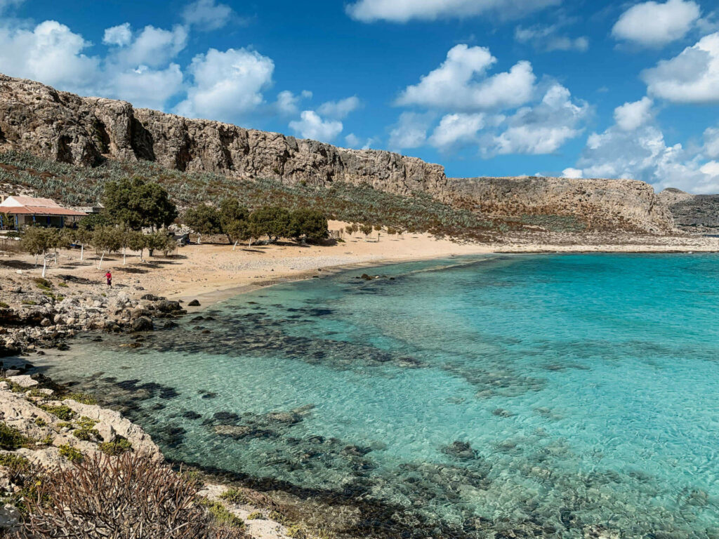 Der Blick auf die Bucht der Pirateninsel Gramvousa, türkisblaues Wasser und Felsen.