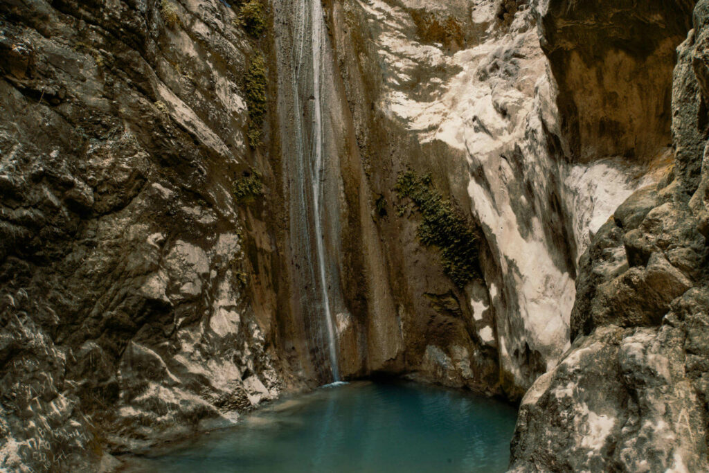 Ein Highlight für alle Besucher der griechischen Insel Lefkada: Der Dimosari Wasserfall fließt über eine steile Bergwand hinab in ein mit klarem, türkisfarbenen Wasser gefülltes Becken.