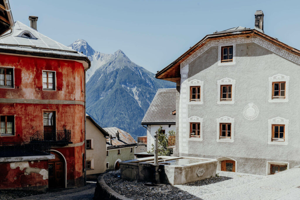 Häuser in Tschlin, Schweiz