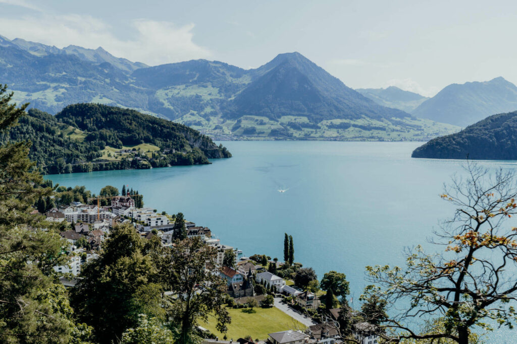 Blick auf Berge, den Vierwaldstaettersee und die davorliegenden Häuser in der Schweiz
