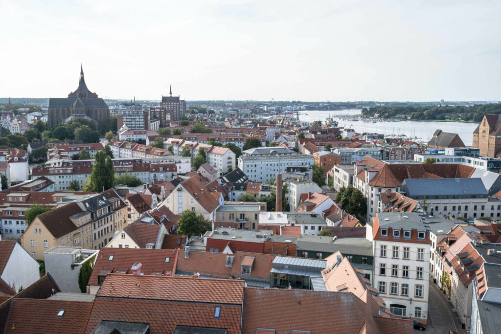 Das Panorama von der Petrikirche aus über die Dächer Rostocks hinweg bis zum Fluss Warnow.