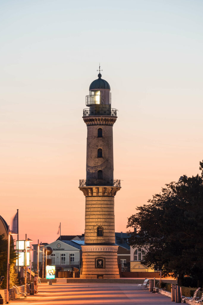 Der Leuchtturm in Warnemünde im Morgenlicht.