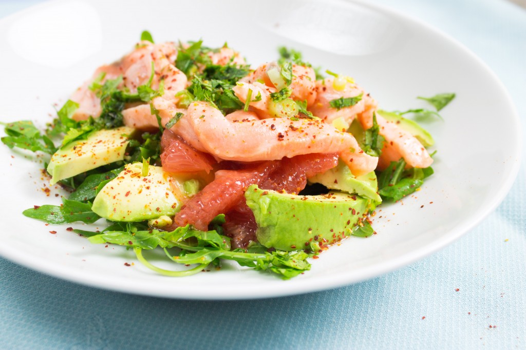 Avocado, Spinat und Lachs angerichtet bilden die Zutaten für das peruanische Gericht Lachs Ceviche, eine weltweite Spezialität über Peru hinaus.