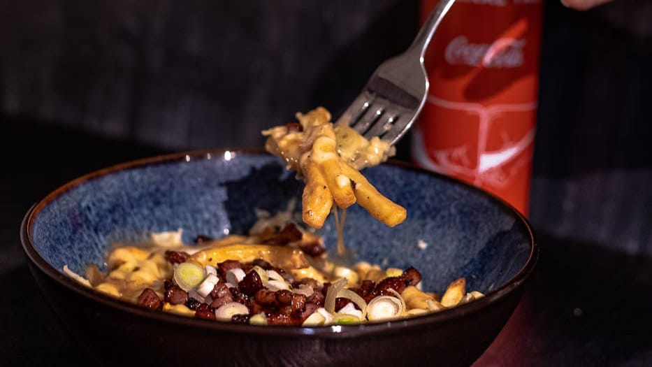 Potuine besteht aus Pommes frites und vielen leckeren Zutaten-Variationen und gilt als Nationalgericht Kanadas.