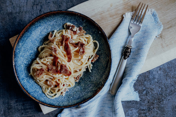 Spagehtti Carbonara ist ein typisches italienisches Nudelgericht mit Ei und Speck, das auf der ganzen Welt gerne nachgekocht wird.
