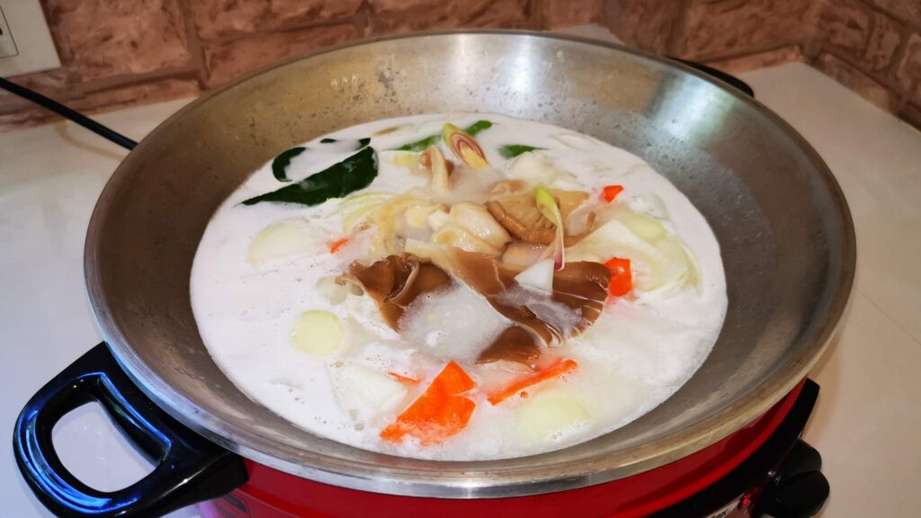 Mit Tom Kha Gai, einem thailändischen Suppen-Gericht aus dem Wok bestehend aus Kokosmilch und Gemüse, lässt sich die Welt von zuhause aus bereisen.
