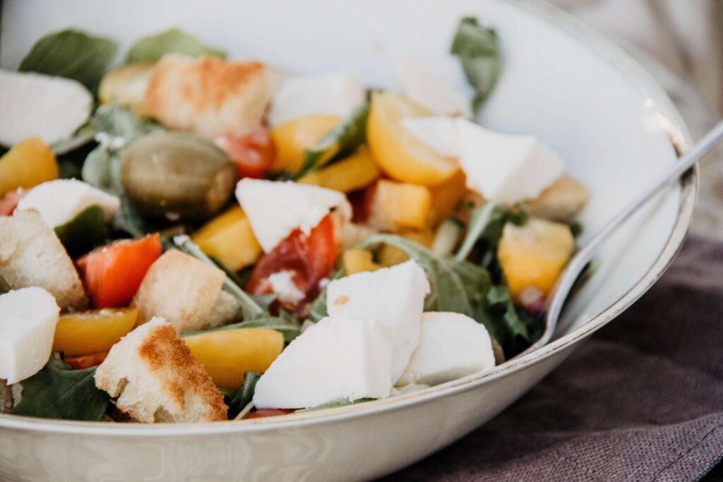 Toskanischer Brotsalat, bestehend aus Croutons, Feta, Oliven und Gemüse, ist ein schnelles und einfaches Rezept aus Italien.