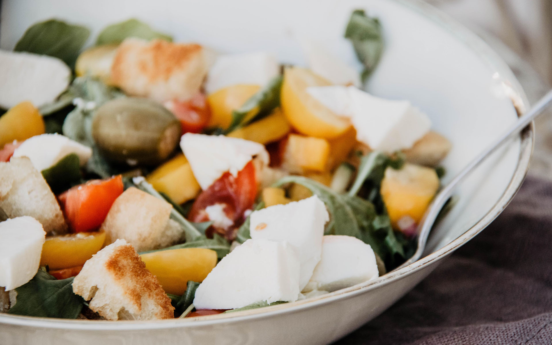 Toskanischer Brotsalat, bestehend aus Croutons, Feta, Oliven und Gemüse, ist ein schnelles und einfaches Rezept aus Italien.