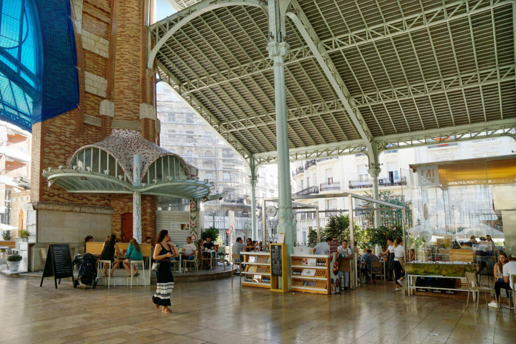 In der Markthalle Mercado Colon in Valencia befinden sich einige Stände mit typisch spanischen kulinarischen Geheimtipps.