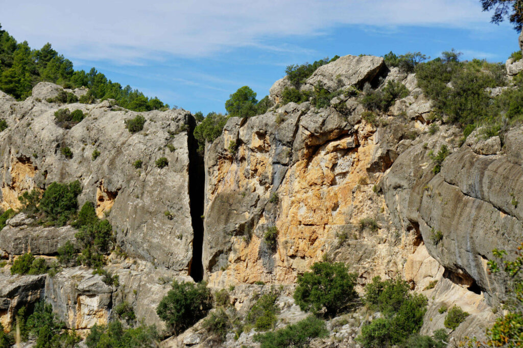 Außerhalb von Valencia liegt ein sehenswertes Aquädukt mit einer Felsspalte dahinter.