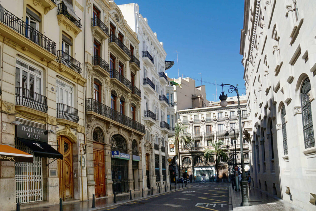 Ein Wohnviertel im spanischen Valencia mit sandsteinfarbenen Häuserfassaden.