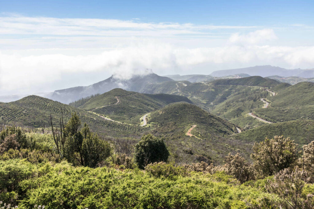 Der Blick vom Alto de Garajonay über grüne Landschaften auf der Kanareninsel La Gomera.