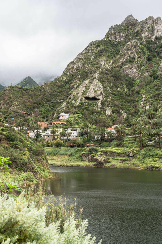 Hinter dem Stausee Embalse de la Encantadora liegt ein kleines Dorf, dass man auf der Wanderung durch La Gomera entdecken kann.