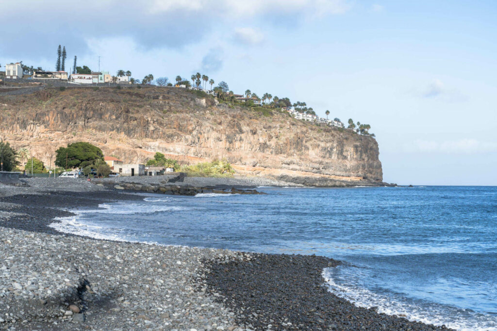 Am Strand Playa Santiago auf La Gomera kann man nach dem Wandern ins Meer springen.