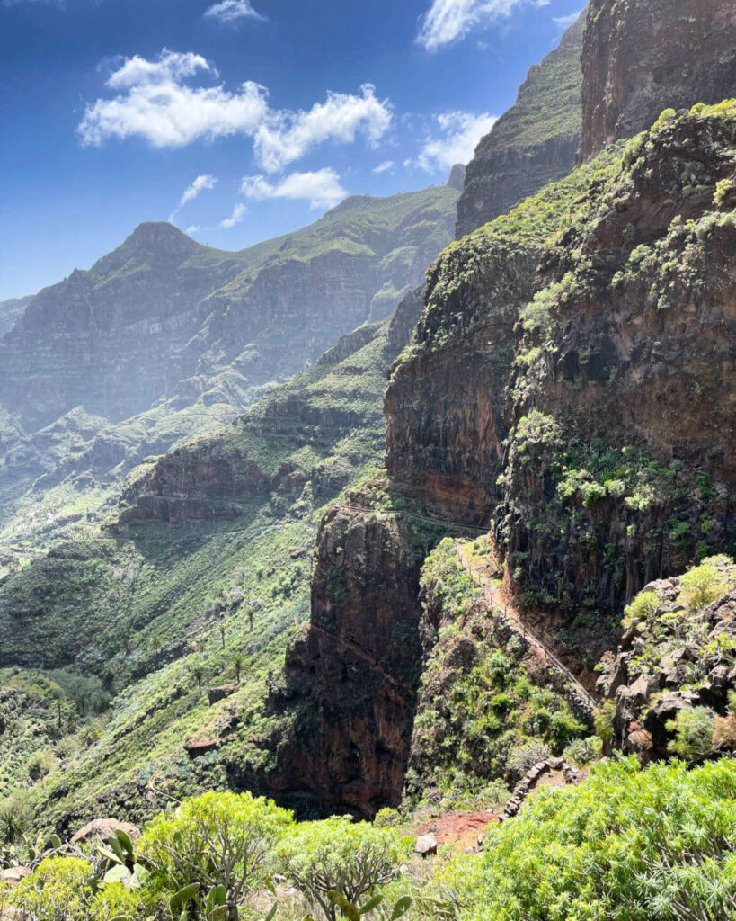 Barranco de Santiago ist ein spektakulärer und gut gesicherter Wanderweg auf La Gomera, der an einer riesigen Felswand vorbeiführt.