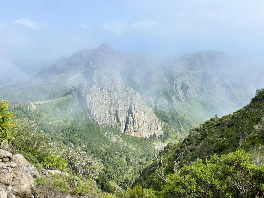 Der imposante Fels Roque Agando auf La Gomera verschwindet im Nebel.
