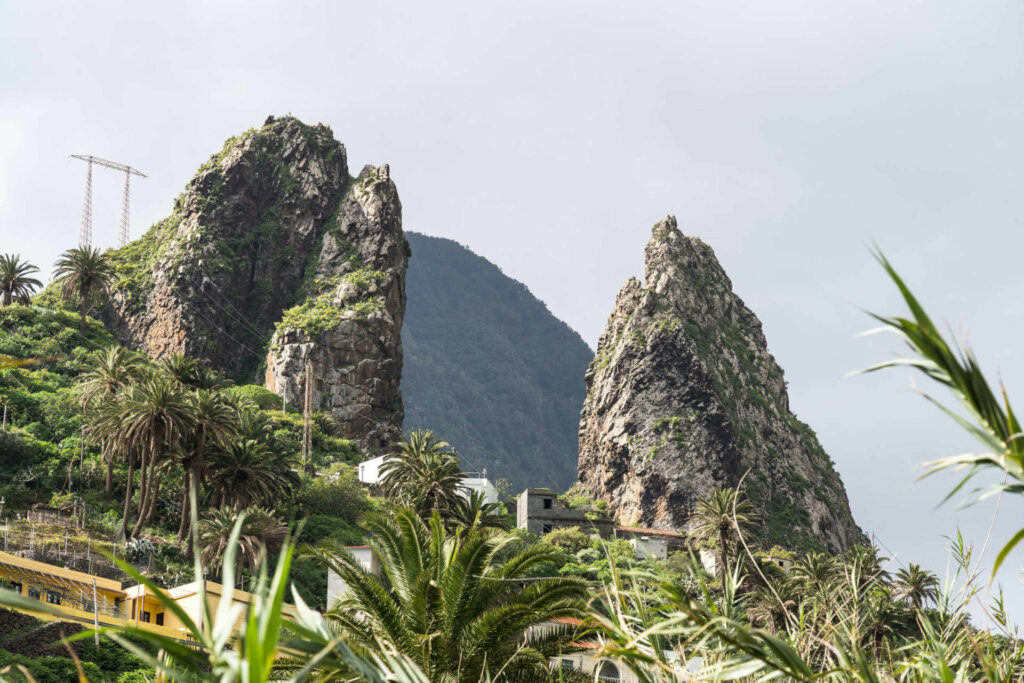 Beim Wandern auf La Gomera könnt ihr den bekannten Doppelfelsen in Hermigua entdecken.