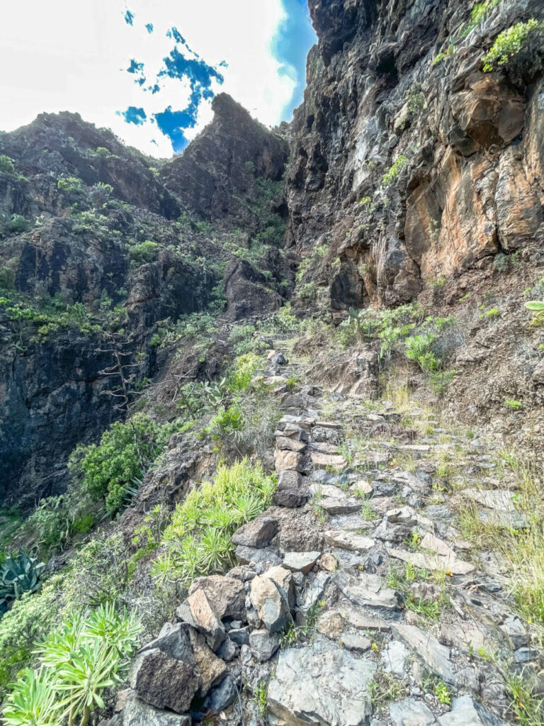 Ein Wanderweg in einer Felswand im Barranco de Santiago auf La Gomera.