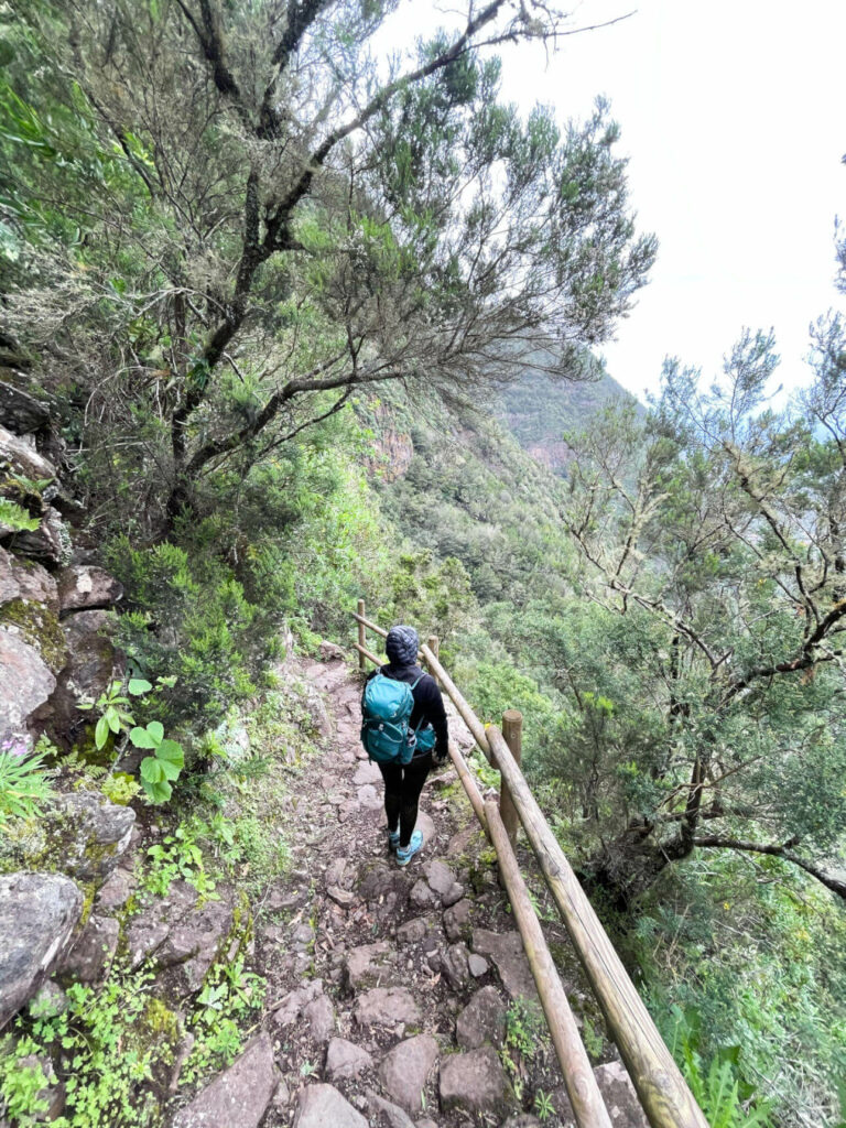 Reisebloggerin Biggi von den Phototravellers auf dem Wanderweg zum Wasserfall El Chorro.