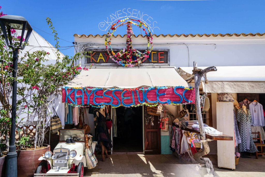 Ein buntes Hippie-Geschäft in San Francesc auf Formentera lädt zum Shoppen ein.